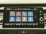 画面にはナビや電話、FM、Bluetooth、USBなどの項目が並び、用途に応じて選べます。ホームや戻るボタンも画面脇にまとまり、日常の移動中にも使いやすい構成です。