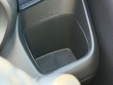 運転席側ドリンクホルダーです。高めの位置にご用意しておりますので目線を下げることなくご利用頂けます!!