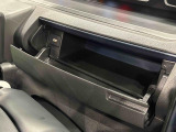 小物が収納できる運転席側インパネアッパーボックス。 ボックス内にはUSBソケットが一口。