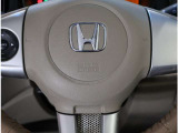 運転席用・助手席用i-SRSエアバッグシステム装備。HONDA独自の「早く」「優しく」「長く」膨らむエアバックで安心感があります。