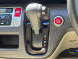 手に馴染むシフトノブで扱いやすく、快適な運転を支えます。