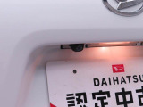 後退時に車両の後ろ側をモニター画面に表示します。車庫入れなどでバックする際に後方確認ができて便利です。車庫入れが苦手な人もこれで安心。