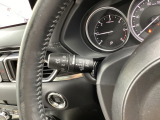 レバーをAUTOの位置にしているとき、レインセンサーが雨を感知すると、雨量に応じてワイパーが自動で作動してくれるオートワイパーを装備!設定変更で非作動にすると、間欠作動に固定されます。