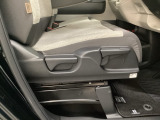 【シートレバー】ただ座るだけじゃない、運転のしやすさを決める大事なスイッチ。視界を広げたり、腰への負担を減らしたり。体型に合わせてジャストフィットさせるこの瞬間、さあ走るぞって気合が入ります。