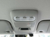 運転席の上に、手元を明るく照らすマップランプをご用意しております♪