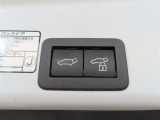パワーバックドアはドア部でも操作可能です。