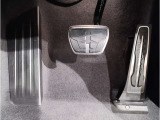 ペダル】BMWはオルガン式アクセルペダルを採用しています。踏み込む足とペダルが同じ軌跡を描くため、かかとがずれにくく、アクセルコントロールがよりしやすくなるメリットがあります