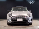 MINIのフロントグリルのデザインはイギリスで生まれた当初から、シルバーのサイドバーが折り重なった伝統的なデザインで御座います。その伝統はBMWのお車になってからでも少しずつ形を変えて守られております