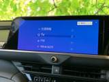 交通情報やテレビ、FM、Miracastなどの項目が表示され、使いたいメニューを選びやすい画面です。目的に合わせて音楽や情報を楽しめるため、毎日の移動を便利にサポートします。