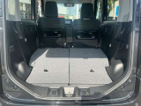 リアシートを倒せば、広い荷室を確保できます。