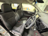 運転席は大きな座面と包み込むような背もたれが身体全体を支えます。上質なシートを採用し長時間の運転やコーナーの多い道も快適です。座ったときの頭上スペースも余裕たっぷりでロングドライブも楽チンです♪