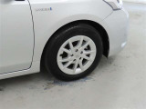 装着タイヤサイズは、205/60R16です。純正アルミホイールを装着しております。