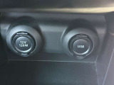 USB端子が差し込めるようになっています!ケーブルを接続することで車内でスマートフォン等の充電が可能に!