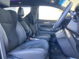 前席はゆったりとしたシート形状で、運転席からの視界も広く確保されています。落ち着いた色合いの室内で、乗り降りの際も前席まわりの様子を確認しやすい空間です。