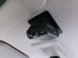 車室内カメラによる車内および車両側面の撮影できます。走行中の幅寄せや後方撮影にも対応しています。