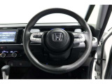 運転中もハンドルでの操作が可能です。特に高速道路等の目が離せない運転時には、便利さだけでなく、安全性も兼ね備えております。