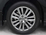 スーパークロムメタリック塗装された18インチアルミホイールが装着されています。タイヤサイズ235/55R18