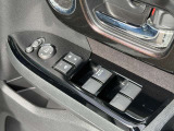 運転席側ドアの、インナードアハンドルとウィンドウなどの操作スイッチ類です。