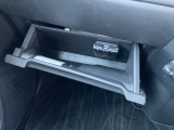 グローブボックスは奥行きがありたっぷり収納。お子様のお出かけグッズなどもストックしておけます。