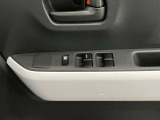 【運転席ドアスイッチ回り】パワーウィンドー[ロック機構]・電動格納式リモコンドアミラースイッチがまとまっているので操作しやすいです。