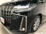 LEDヘッドライトです。デザイン性がよくとても明るいので、夜間の走行や悪天候でも安心です。しかも長寿命!