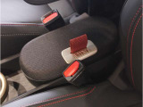 MINIの内装はとにかく『円』に拘ったデザインコンセプトが一目で伝わってきます。これほど円形に拘った車は他に御座いません。伝統のデザイン、トグルスイッチなど遊び心のある内装で御座います。