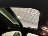 パノラミックスライディングルーフで明るい車内をお楽しみいただけます。UVカットで日差しの強い日も安心です。