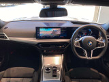 BMWカーブド・ディスプレイが中心の次世代コックピット。スイッチ類を減らし、直感的な操作とクリーンなデザインを実現しています。