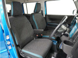 運転席のスペースはゆったりしていて、視界も広く確保されているので普段の運転からロングドライブまで快適です。