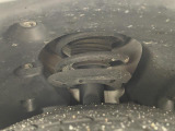 気になる中古車の下廻り。もちろん、納車時には整備スタッフによる点検を実施致しますので安心してご購入いただけます。