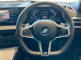 操作性に優れたステアリングは、BMWの走りを支える大事な部品です。オーディオやハンズフリー通話、クルーズコントロール関連の操作もこちらに集約されています。