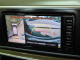 バックモニター付きでガイドラインがモニターに表示され、車庫入れや縦列駐車などの際に役立ちます!