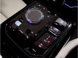 【ドライバーコックピット】人間工学に基づきドライバー中心にすべての操作パネルを設計。ドライバーが直感的に操作できる様にドライバー側にわずかに傾斜。常に運転に最適な姿勢/視線を保つ事が出来ます!