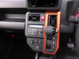 運転のしやすいインパネシフトです。運転席の足元も広くとても快適ですよ。