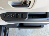 運転席右手には、マスタードアロックスイッチ、パワーウィンドウロックボタン、ドアミラー左右切り替えスイッチ、角度調整スイッチなどが装備されております♪