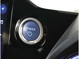 スマートキーを携帯していればキーを取り出さずにドアを施錠&解錠。クルマの始動も可能です。