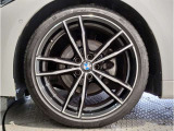 【BMWアロイホイル】軽量かつ強度に拘ったアロイホイル。走行性能ポテンシャルを引き出す設計。車の足元を引き締めてくれる大きなポイントはアロイホイルです。