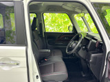 運転席まわりは前方や側方を見渡しやすい視界が確保され、乗り降りもしやすい開口部です。落ち着いた色合いのシートとすっきりした足元で、ゆったり座れます。