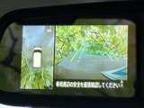 後方の映像に加えて車両周辺の様子も画面で確認でき、駐車時の安全確認に役立ちます。ガイド線を目安にできるので、後退時の距離感をつかみやすい装備です。