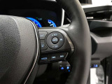 クルーズコントロール機能付きです。走行中に先行車の様子を検知しながら、設定した車速の範囲内で先行車との距離のキープを支援します。詳細は販売店スタッフまでおたずねください。