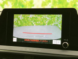後方の様子を画面で確認できる表示が備わり、駐車時に周囲の状況を把握する際に役立ちます。画面上の案内も見やすく、車庫入れや切り返しなど、日常の駐車をサポートしてくれる便利な装備です。