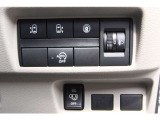 ★運転席からでも両側パワースライドドアの開閉することができます。荷物で手が塞がっていても、足のアクションで扉が開くハンズフリー機能も搭載。