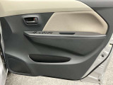 【運転席ドア】収納ポケットがあります。