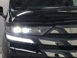 「アダプティブハイビームシステム(AHS)」が装備。LEDの配光範囲を細やかに制御し、先行車や対向車に光が当たる部分だけを自動的に遮光するので、ハイビームでの走行頻度がより向上します。