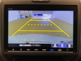 リバースギアに入れるだけで後方の表示へ切り替わります。夜間や雨の日の駐車も楽になりますよ。