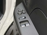 【パワーウィンドウ集中スイッチ】運転席のパワーウィンドスイッチ位置には運転以外の窓の開閉・ロック機能も付いています