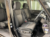 乗降がしやすい運転席。高さが調節できて小柄な方でも運転しやすいポジションをとることができます。