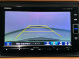 【バックカメラ】運転が苦手な方も車庫入れラクラクです!ギアをリバースに入れれば自動的に切り換わりますので、面倒な操作は不要です♪狭い駐車場もお車を傷つけず安心ですね!