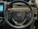 運転にかかわる様々な操作を安全に行えるように視点移動が少なく操作性に配慮されたスイッチ類が凝縮されたコクピットです。