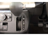 ★パネルシフトレバーは運転席より手が届きやすくて操作のしやすいシフトレバー。室内スペース確保にも配慮されてますよね!